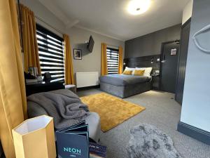 un soggiorno con letto e divano di Hotel Neon a Blackpool