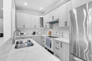 Køkken eller tekøkken på Newly Renovated Home by Toronto Mins from YYZ