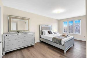 En eller flere senge i et værelse på Newly Renovated Home by Toronto Mins from YYZ