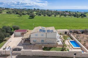 una vista aérea de una casa con paneles solares en su techo en Villa Arjana, en Camemi