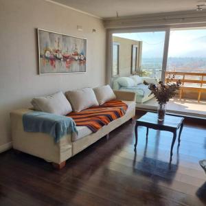 - un salon avec un canapé et une table dans l'établissement Dept. en centro de Los andes/Apartment Los Andes, à Los Andes