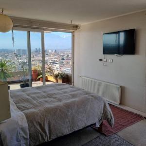 - une chambre avec un grand lit et une grande fenêtre dans l'établissement Dept. en centro de Los andes/Apartment Los Andes, à Los Andes