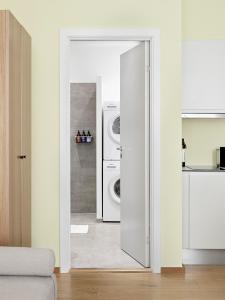 - un salon avec un lave-linge et un sèche-linge dans l'établissement BRIK Apartment Hotel, à Copenhague