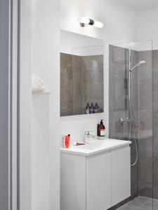 BRIK Apartment Hotel tesisinde bir banyo