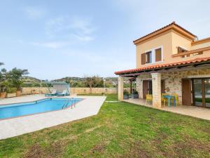 una imagen de una villa con piscina en Agnanti Marina villa with private pool, en Skouloúfia