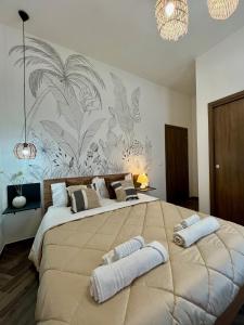 una camera da letto con un grande letto con due asciugamani di Umi B&B a Giulianova