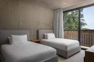 2 Betten in einem Hotelzimmer mit Balkon in der Unterkunft The 44, Fabulous villa for 19 guests in Playa del Carmen in Playa del Carmen + 74 Fotos