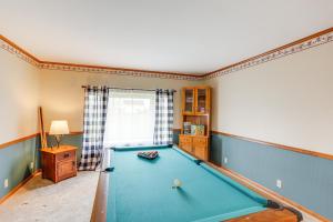 Habitación con mesa de billar en Quiet Greenwich Home with Pool and Screened Porch!, en Greenwich