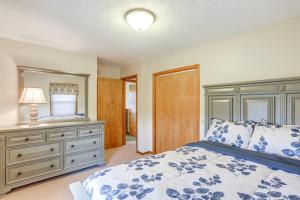 Un dormitorio con una cama, una cómoda y un espejo. en Quiet Greenwich Home with Pool and Screened Porch!, en Greenwich 29 fotos más