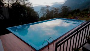 een zwembad op een balkon met uitzicht op de bergen bij The Z Retreat & Spa in Gangtok