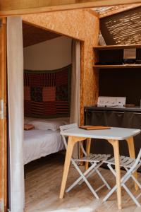Una habitación con una cama y una mesa en una habitación en Le Bois Saint Martin en Saint-Martin-de-Ré