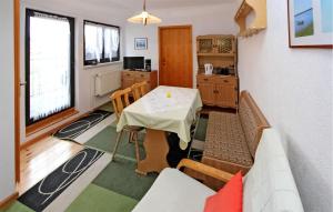 a living room with a table and a kitchen at Cozy Apartment In Userin With Kitchen in Userin
