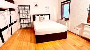 een slaapkamer met een bed in het midden van een kamer bij Apartment am Waldbach in Gernsbach