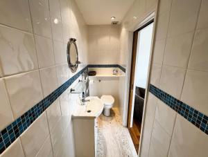 Ένα μπάνιο στο North Quay - Pet friendly Luxury Townhouse overlooking Bembridge Harbour +43 φωτογραφίες