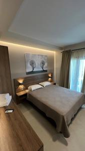 Un pat sau paturi într-o cameră la Sunset Hotel