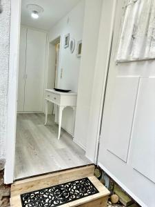 een kleine kamer met een bureau en een spiegel bij Apartment am Waldbach in Gernsbach