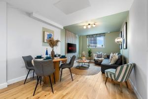 a living room with a table and chairs at Luxurious 1 Bed Stylish Apt, Southampton in Southampton