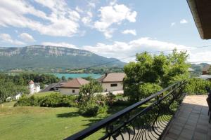 una vista desde el balcón de una casa en Beautiful villa on the slopes of Lake Aiguebelette! en Saint-Alban-de-Montbel