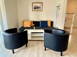 uma sala de estar com um sofá e duas cadeiras em Ascona: ORTO DEGLI ANGIOLI em Ascona