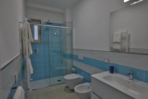 カステッランマーレ・ディ・スタービアにあるNONNA GENEROSA APARTMENTSのバスルーム(シャワー、トイレ、シンク付)