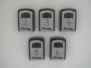 grupa czterech przełączników z numerami na nich w obiekcie Modern work Retreat with Dedicated Workspace Pass the Keys w mieście Beeston