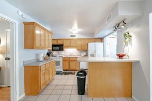 Kuchyň nebo kuchyňský kout v ubytování Private Pool & Yard Mins to Dining & University