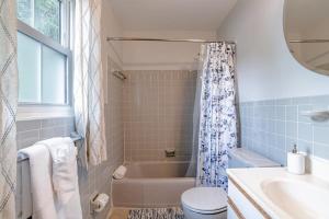 Koupelna v ubytování Private Pool & Yard Mins to Dining & University + 59 fotografií