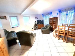 sala de estar con sofás y comedor en Maison de 3 chambres avec terrasse amenagee et wifi a Ingersheim, en Ingersheim