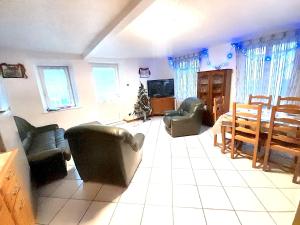 salon z kanapami i jadalnią w obiekcie Maison spacieuse à Ingersheim avec vue sur la montagne w mieście Ingersheim