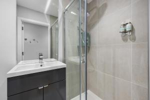 a bathroom with a sink and a shower at Luxurious 1 Bed Stylish Apt, Southampton by Blue Puffin Stays in Southampton