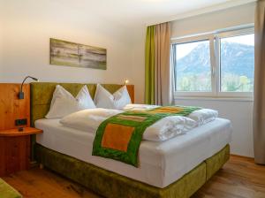 1 dormitorio con 1 cama grande y ventana en Haus Alpenblick, en St. Wolfgang
