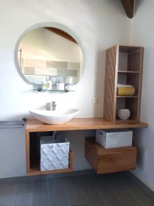 聖羅斯的住宿－Appartement vue mer Tropic Cannelle，一间带水槽和镜子的浴室
