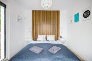 ein Schlafzimmer mit einem blauen Bett mit zwei Kissen in der Unterkunft Hillside Home in Balatonalmádi