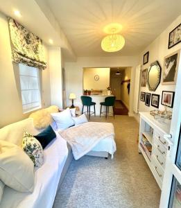 Televiisor ja/või meelelahutuskeskus majutusasutuses The Terrace Garden Flat