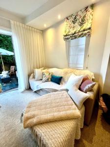 uma sala de estar com um sofá e uma mesa em The Terrace Garden Flat em Bournemouth