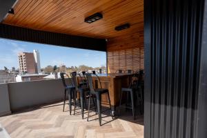 comedor con mesa y sillas en el balcón en Grooklyn en Rosario