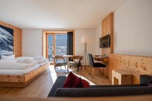 Postel nebo postele na pokoji v ubytování Mondschein Hotel & Chalet Ski-In Ski-Out Luxus am Arlberg