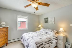 1 dormitorio con 1 cama y ventilador de techo en Waterfront Pine River Home with Shared Dock!, en Pine River