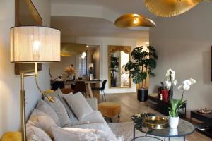 Khu vực ghế ngồi tại " The Casino Terrace" LUXURY apartment !