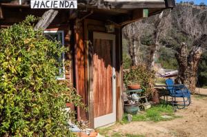 une porte menant à une maison avec un panneau sur celle-ci dans l'établissement Hacienda Hideaway + Mountain View, Creek & Trails, à Topanga