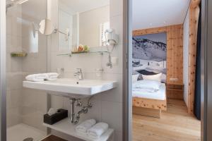 Koupelna v ubytování Mondschein Hotel & Chalet Ski-In Ski-Out Luxus am Arlberg