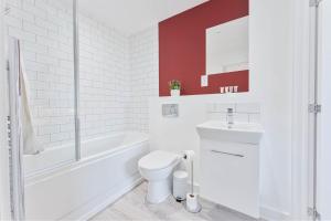 Kylpyhuone majoituspaikassa Smart 2 Bed Apartment Nightingale Quarter Derby