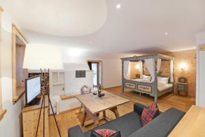 Postel nebo postele na pokoji v ubytování Mondschein Hotel & Chalet Ski-In Ski-Out Luxus am Arlberg
