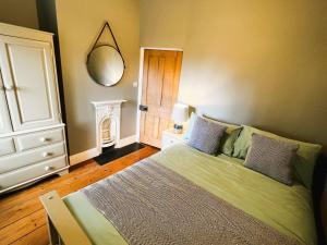 A bed or beds in a room at Belverdere Cottage - Pet friendly