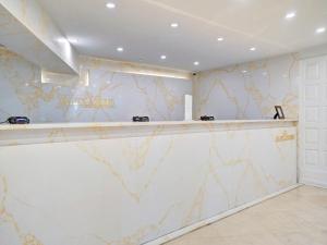 um bar num quarto com uma parede de mármore em Awesome Beach Condo with Resort Amenities 1016 em Miami Beach