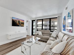 uma sala de estar com um sofá e uma mesa em Awesome Beach Condo with Resort Amenities 1016 em Miami Beach