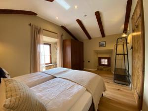 una camera con un letto con una scala di Cosy Getaway a Gostinjac