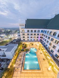 een uitzicht over een hotel met een zwembad bij Grand Jatra Hotel Pekanbaru in Pekanbaru