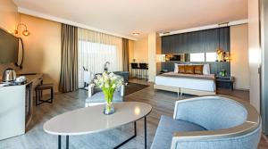 une chambre d'hôtel avec un lit et un salon dans l'établissement Assos Dove Hotel Resort & SPA, à Assos