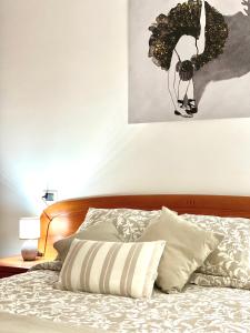 1 dormitorio con 1 cama con una foto en la pared en Apartamento Rivela, en Burela de Cabo